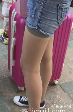 帆布鞋牛仔热裤配肉丝，妹子略显稚嫩的装扮