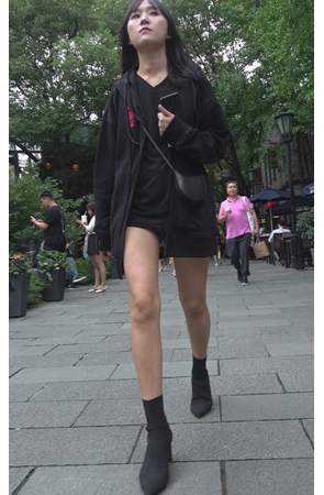 黑色短靴小姐姐