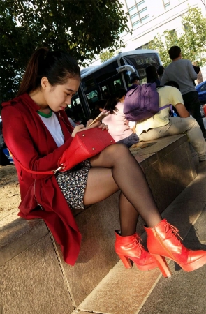 花坛休息的红色高跟鞋黑色丝袜美眉