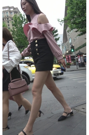 漂亮的粉衣黑裙美女[2.23G/MP4]