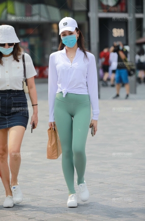 绿色瑜伽裤小姐姐