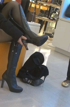 还是这个少妇漂亮，丝脚更美