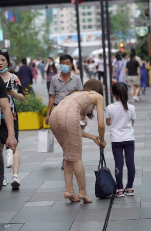 吊带包臀裙辣妈爱拍照