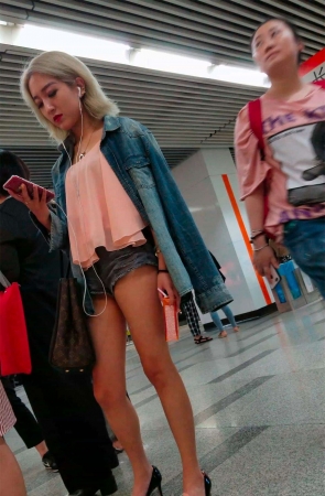 酷酷的高颜值美眉