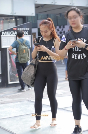 小背心，黑色健美裤MM