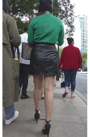 漂亮的绿衣皮裙小美女[1.07G/MP4]