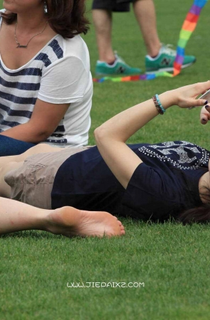 墨镜美女，一双好脚配好丝