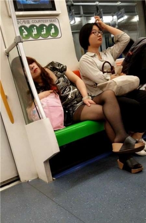 4K – 地铁近拍性感黑丝美女姐姐