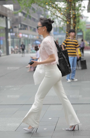 美女的紧身喇叭裤 很显臀