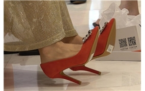 4K 吊带连衣裙美女试大红高跟鞋 [1.51 GB]