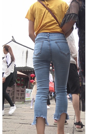 蓝色紧身高腰牛仔妹子