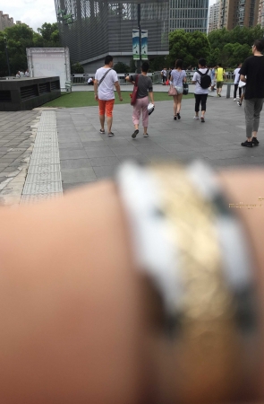 麻花辫紧身牛仔裤女孩