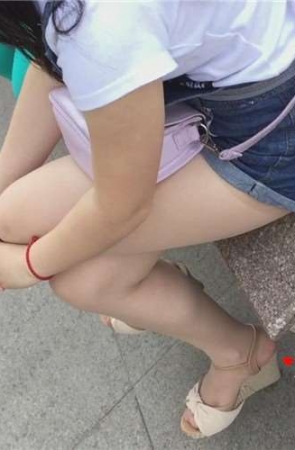 清纯牛仔热裤小妹石凳上坐着，清纯白腿。