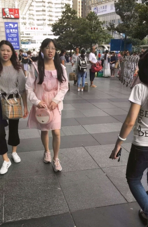 运动鞋粉群眼镜妹