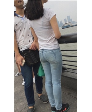 花季少女的紧身蓝牛美臀 [215 MB]