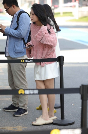 【街拍心灵】车展礼仪肉丝拖鞋街拍美腿