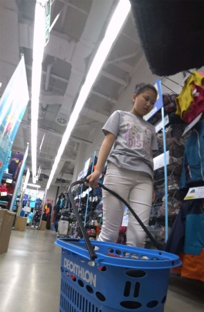 紧身白裤灰T恤小美女逛超市