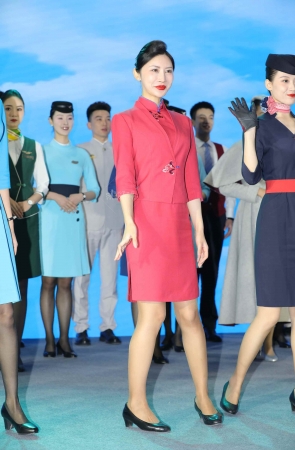 【街拍心灵】MU航美女空姐专机街拍制服超薄棕色丝袜