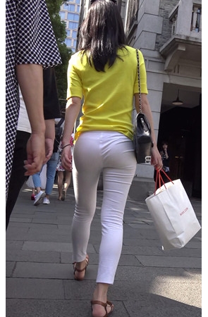 漂亮的黄衣白裤美女