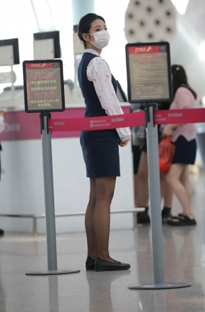 【街拍心灵】机场地勤黑丝制服街拍美腿