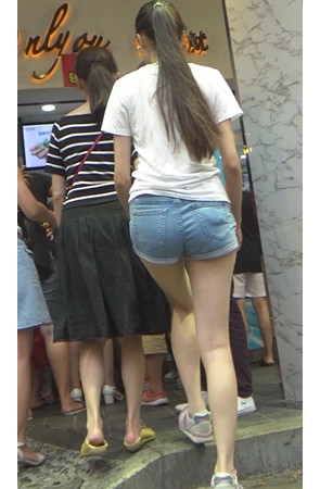 长腿牛仔短裤妹子