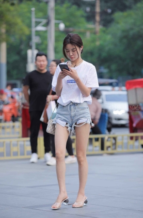 街拍青春靓丽的白T恤热牛小姐姐