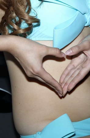 白嫩的浅蓝色比基尼