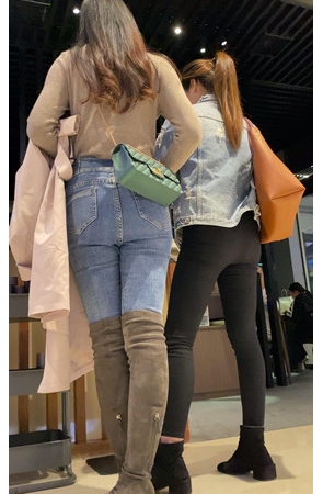 两个买衣服的紧身小姐姐