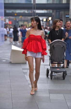 凉快的热裤长腿小姐姐