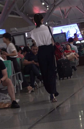 高铁等车的白色纯情的美女