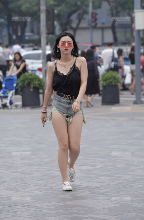 性感美背热裤美女