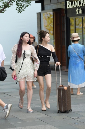 水嫩润唇，平底鞋女生