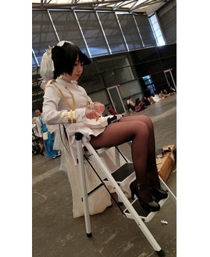 展会的角色扮演黑丝女孩 [697 MB/mp4]