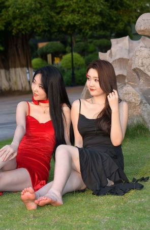 草地上的美腿美zu闺蜜