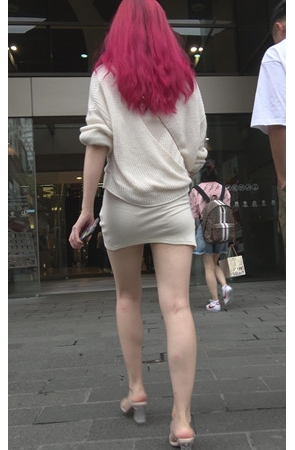 红发白色包臀短裙妹纸