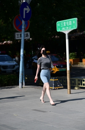 紧身牛仔短裤美女