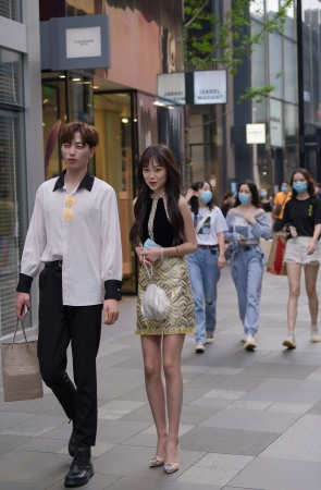 活抓一双美腿小姐姐