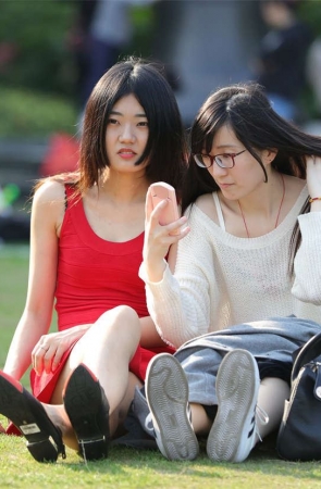 No1292 火红的姑娘露出一双标致的美腿