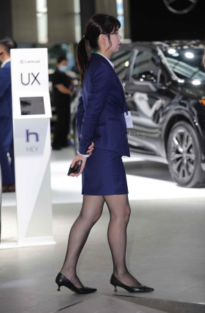 【街拍心灵】雷克萨斯销售顾问街拍黑丝高跟制服