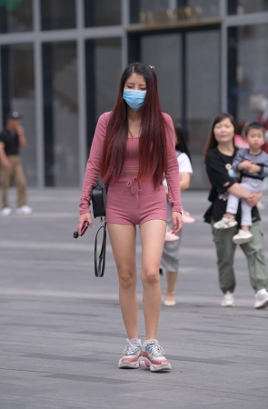 紧身的热裤套装