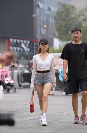 热裤美腿小姐姐