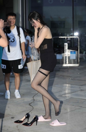 【街拍心灵】网红车模超薄黑丝细高跟街拍美腿