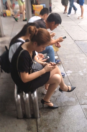 车站少妇黑尖嘴高跟