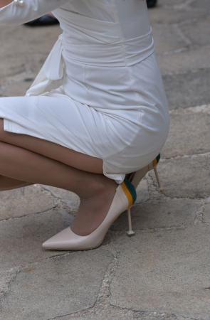 开叉包屯裙，肉丝高跟