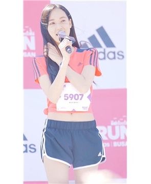 粉衣青春女孩饭拍7则