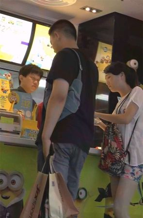 肉丝包臀细腿美女真勾引人