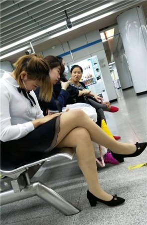 白衬衫，丝袜姑娘