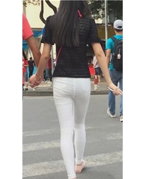 超长跟拍视频，透明白裤小美女跟小男友压马路。[1.26 GB]