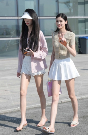 23612-30=88美腿爱穿拖鞋俩闺蜜 14P