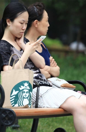 No1458 文静女孩脱鞋小憩，这双脚果断高分